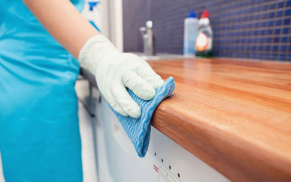 5 mẹo khắc phục những vết bẩn bám trên bàn gỗ đơn giản và hiệu quả