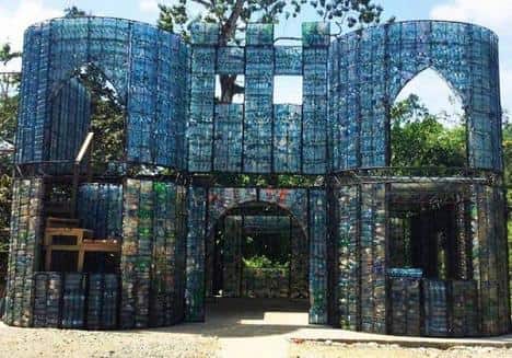 Ngôi làng với những căn nhà xây dựng hoàn toàn bằng chai nhựa