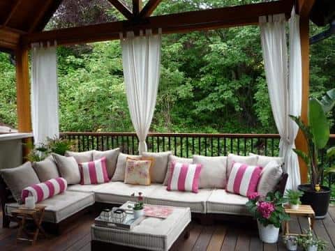 Sử dụng rèm để trang trí không gian ngoại thất trở nên thú vị hơn