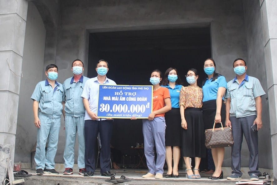 LĐLĐ tỉnh Phú Thọ trao kinh phí hỗ trợ xây dựng nhà “Mái ấm công đoàn"