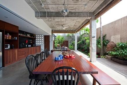 Nhà 2 tầng mái lá kiểu Nam Bộ thoáng đãng, tiện nghi
