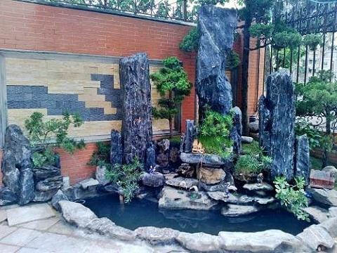 Những lưu ý thiết kế hòn non bộ kết hợp với bể cá ngoài trời