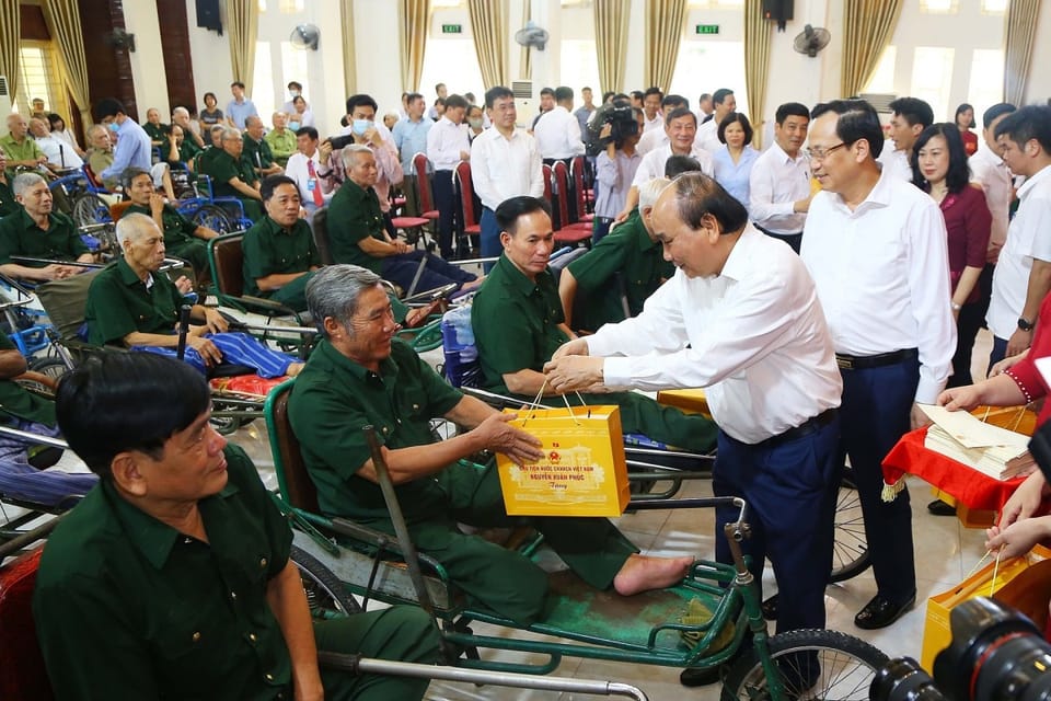 Chủ tịch nước tặng 100 máy giặt cho thương, bệnh binh