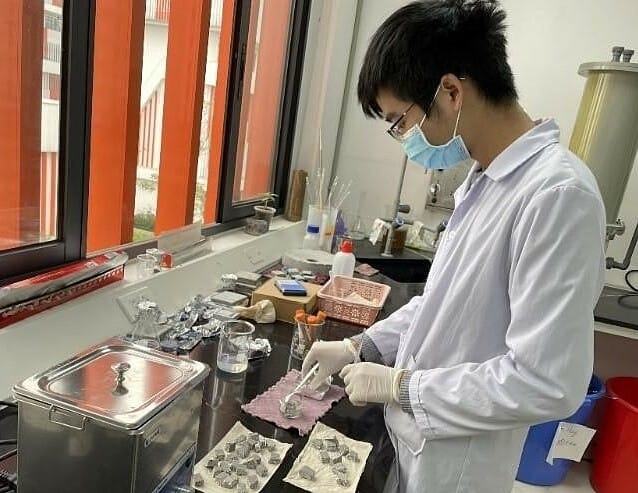 Sinh viên chế tạo vật liệu xây dựng từ xốp thải