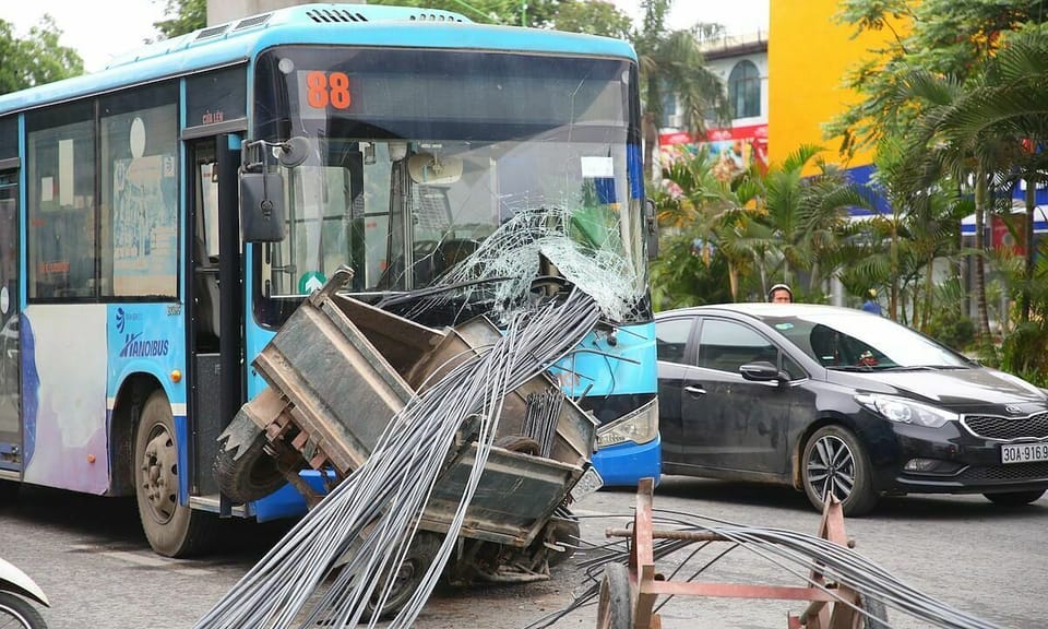 Xe thô sơ chở sắt, thép - hung thần đường phố